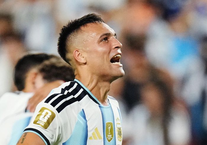 Lautaro Martinez gây tranh cãi khi không nhận thẻ vàng thứ hai sau màn leo lên khán đài ăn mừng bàn thắng trước Thụy Sĩ.