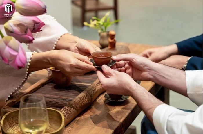Trải nghiệm thưởng trà góp phần tạo nên khoảng lặng giữa không gian nghệ thuật.