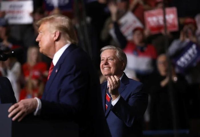  Thượng nghị sĩ Lindsey Graham vỗ tay tán thưởng khi Tổng thống Mỹ Donald Trump tổ chức một cuộc mít tinh vận động tranh cử ở North Charleston, Nam Carolina, vào tháng 2/2020. Ảnh: Reuters.