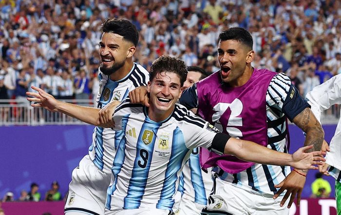Argentina vẫn còn nguyên cơ hội bảo vệ chức vô địch World Cup.