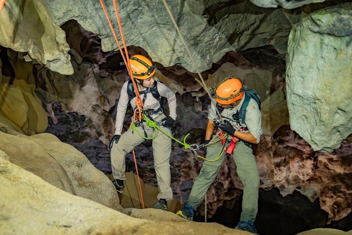  Hang Thắng dài khoảng 3.000 m với nhiều khoang rộng hơn 100 m. Trái ngược không gian đồ sộ bên trong, cửa hang chỉ rộng khoảng 5 m2 và nằm ở vị trí khó tiếp cận. Để đến được đây, đoàn thám hiểm phải lội qua nhiều con suối, vượt dốc với hàng chục kg thiết bị chuyên dụng trên vai. 