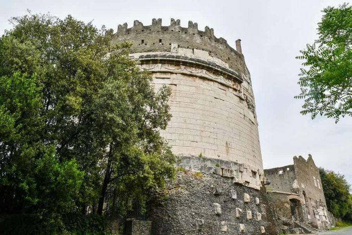  Lăng mộ Caecilia Metella được xây dựng vào thế kỷ I TCN gần Rome, được xây bằng bê tông và vẫn còn tồn tại đến ngày nay. Ảnh: Mausoleums 