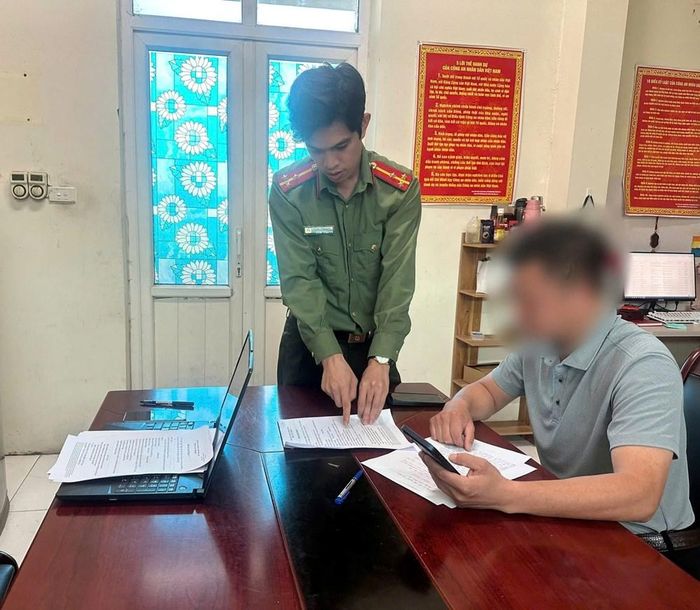 Công an xã Yên Lạc làm việc với các trường hợp trên địa bàn theo dõi, bình luận, chia sẻ nội dung trên hệ thống trang “thoibao” của đối tượng Lê Trung Khoa.
