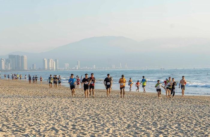 Lộ trình là 4km, người tham dự chạy dọc bờ biển từ khu vực bãi biển Cung Hội nghị Quốc tế Ariyana Đà Nẵng đến bãi biển đối diện khách sạn Mường Thanh Luxury Đà Nẵng và quay lại