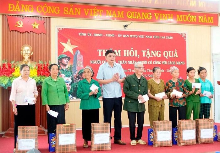 Lãnh đạo xã Sin Suối Hồ trao quà cho các gia đình người có công, thân nhân người có công trên địa bàn