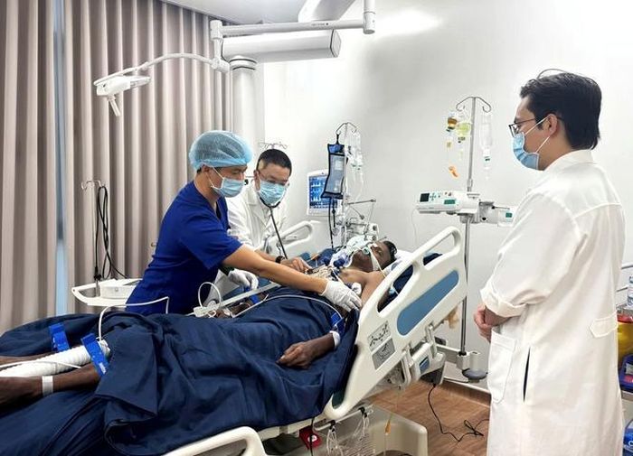 Trong số 21 nạn nhân may mắn được lực lượng cứu hộ cứu vớt đưa vào bệnh viện cấp cứu, hiện chỉ còn 1 trường hợp nặng, đang được các bác sĩ điều trị tích cực