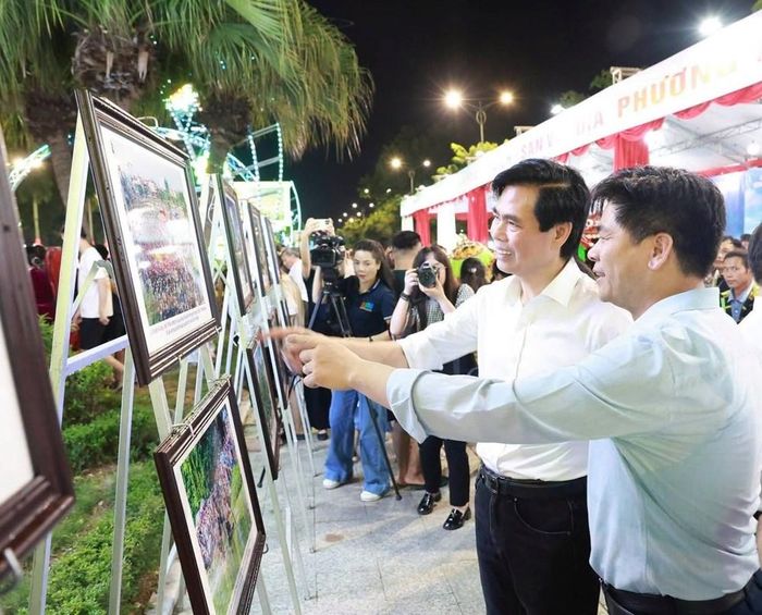 Các đại biểu và du khách trải nghiệm chuỗi hoạt động văn hóa tại phố đi bộ
