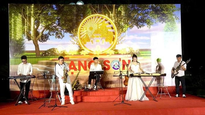 Chương trình văn nghệ đặc sắc tại Không gian văn hóa đường Hùng Vương