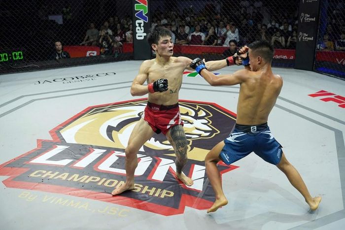 Nguyễn Thành Thoan (trái) giành chiến thắng ấn tượng