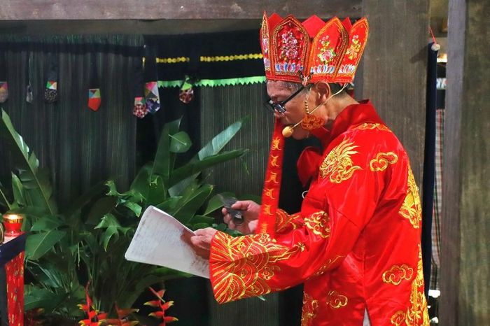 Chủ lễ là ông Ma Đình Sung thực hiện các nghi lễ theo truyền thống người Tày