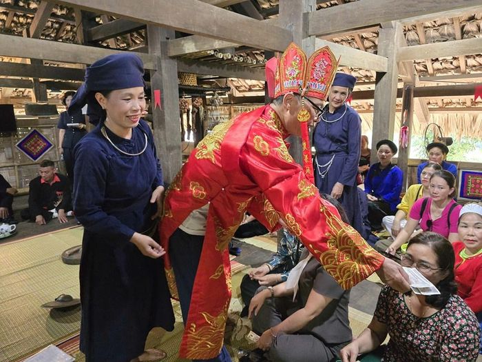 Thầy cúng phát lộc đến các thành viên trong gia đình cũng như du khách thập phương