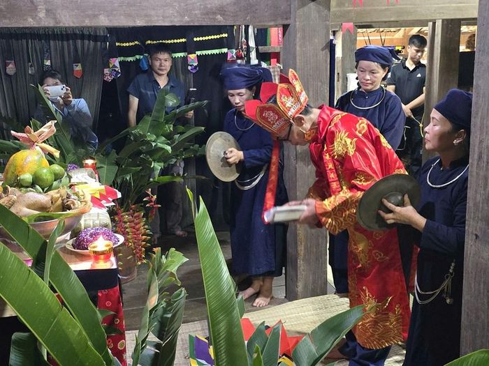 Sau phần kính cáo, bàn thờ mới chính thức được thiết lập để con cháu tiếp tục phụng thờ tổ tiên