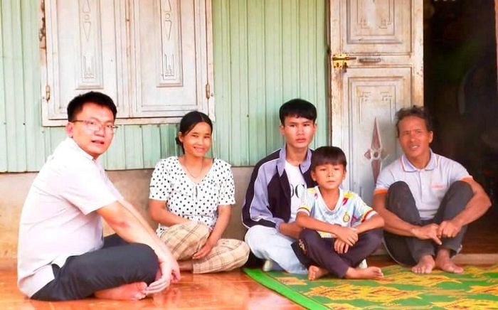 Thiếu tá Nguyễn Văn Hợp (bên trái) đến nhà người dân tuyên truyền không vượt biên trái phép