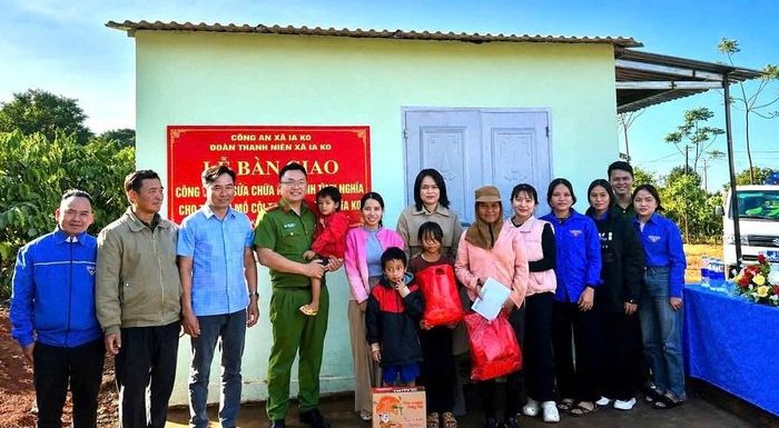 Thiếu tá Nguyễn Văn Hợp tham gia lễ bàn giao công trình sửa chữa nhà tình nghĩa cho một hộ dân trong xã