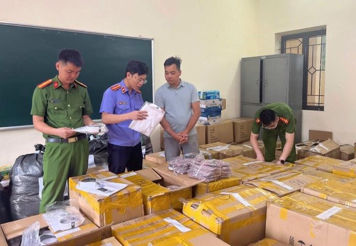 Các lực lượng chức năng tiến hành kiểm tra số hàng hóa do Nguyễn Mạnh Cường làm giả. Ảnh: Công an tỉnh Sơn La
