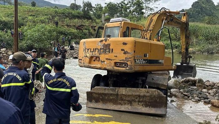 Lực lượng chức năng tổ chức tìm kiếm nạn nhân tại khu vực chân đập và dọc suối. Ảnh: Công an tỉnh Lai Châu