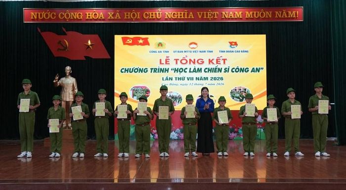 Trao chứng nhận hoàn thành chương trình "Học làm chiến sĩ Công an" cho các em học sinh