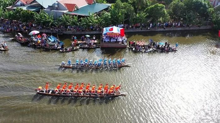 Phần thi bơi chải trong Lễ hội. Ảnh: QN