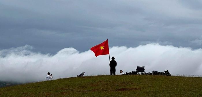 Tà Xùa là vùng núi cao nằm ở phía Bắc tỉnh Sơn La, ở độ cao trung bình trên 1.500m so với mực nước biển, nổi tiếng với khí hậu mát mẻ quanh năm, cảnh quan thiên nhiên hùng vĩ và hệ sinh thái đặc sắc