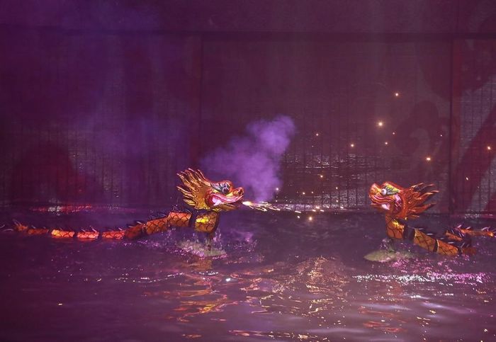 Hình tượng rối truyền thống kết hợp ngôn ngữ sân khấu đương đại tạo nên dấu ấn riêng cho chương trình. Ảnh: Khánh Hòa - TTXVN