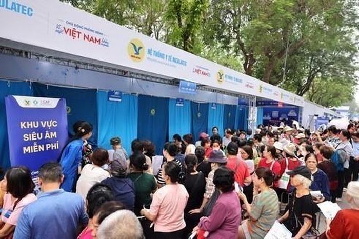 Người dân Thủ đô khám chữa bệnh miễn phí trong buổi lễ triển khai Ngày Sức khỏe Toàn dân (7/4)