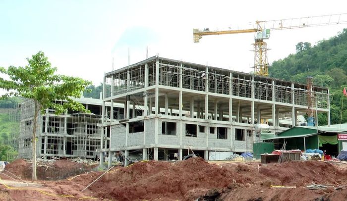 Công trường xây dựng các trường phổ thông dân tộc nội trú liên cấp tại Quảng Trị, dự kiến hoàn thành trước 30/8. Ảnh: Tá Chuyên - TTXVN