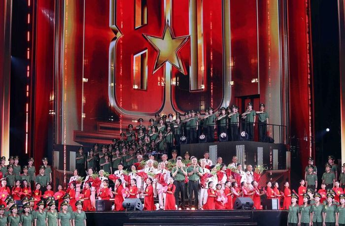 Đại tướng Lương Tam Quang, Bộ trưởng Bộ Công an và Thượng tướng Phạm Thế Tùng tặng hoa tri ân các Anh hùng lực lượng An ninh nhân dân các thời kỳ. Ảnh: Phạm Kiên - TTXVN