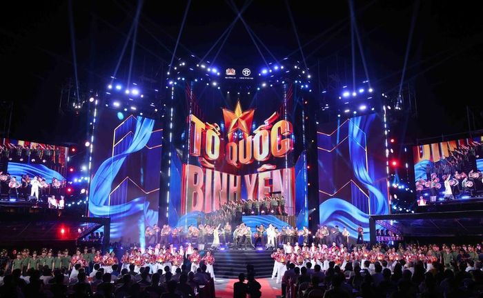 Một tiết mục biểu diễn trong chương trình Gala "Tổ quốc bình yên". Ảnh: Phạm Kiên/TTXVN