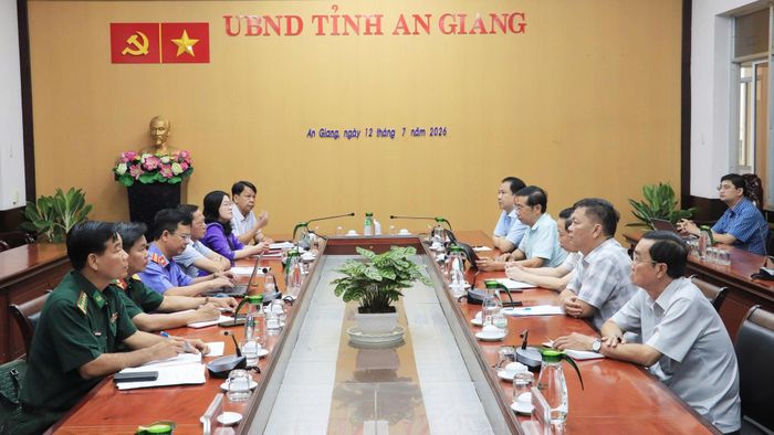 Các đại biểu tham dự buổi làm việc