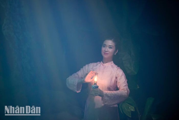 Vẻ đẹp thanh lịch, đài các của thiếu nữ Hà Thành xưa trong tà áo dài thướt tha dạo bước trên phố.