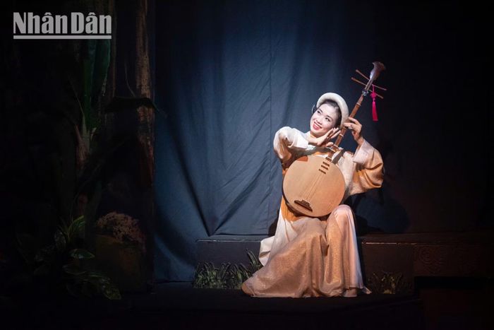 Nghệ sĩ nhân dân Nguyễn Tiến Dũng trong vai trò Tổng đạo diễn và nghệ sĩ nhân dân Trịnh Thúy Mùi với cương vị tác giả kịch bản là hai “kiến trúc sư" đứng sau thành công của tác phẩm.