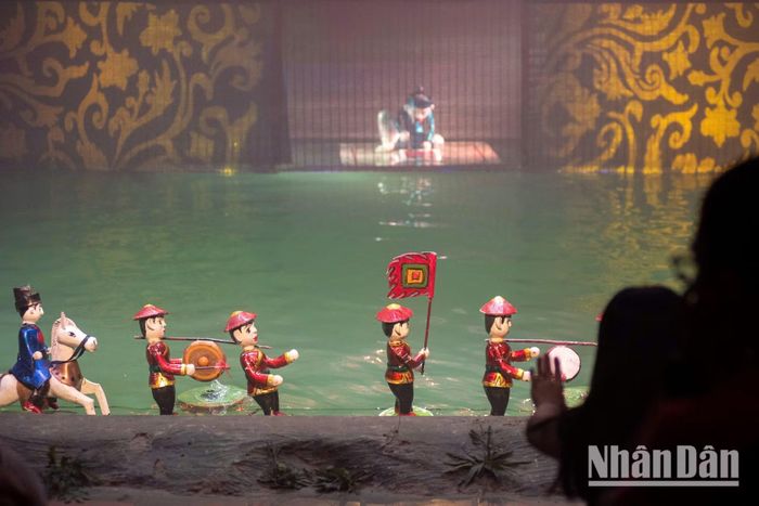 Từng chuyển động mềm mại của con rối khắc họa lối sống tinh tế và chiều sâu tâm hồn của người Tràng An.