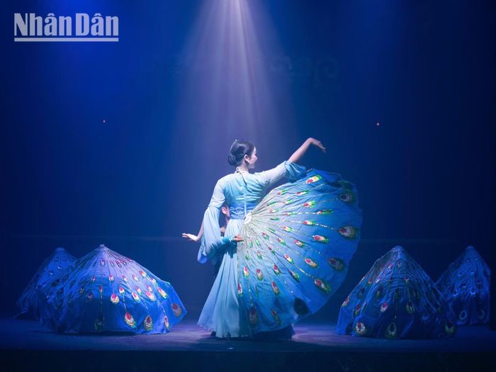 Sự hòa quyện “ngọt ngào” giữa rối nước và rối cạn tạo nên diện mạo múa rối vừa truyền thống vừa hiện đại.