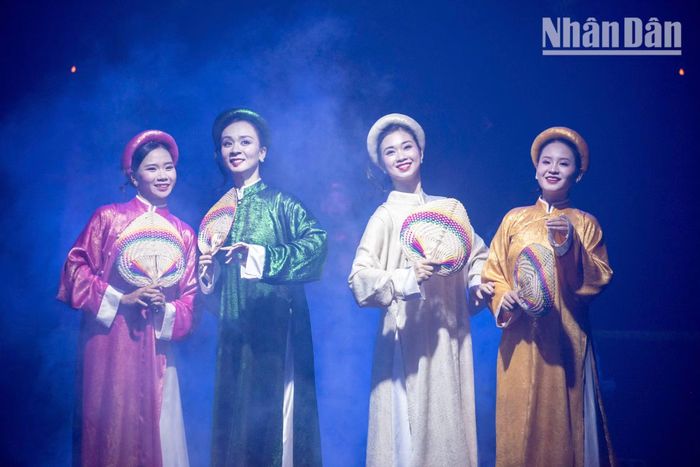 Không gian sân khấu mở đa tầng được thiết kế thử nghiệm, lấp đầy bằng những trò diễn sinh động và bắt mắt