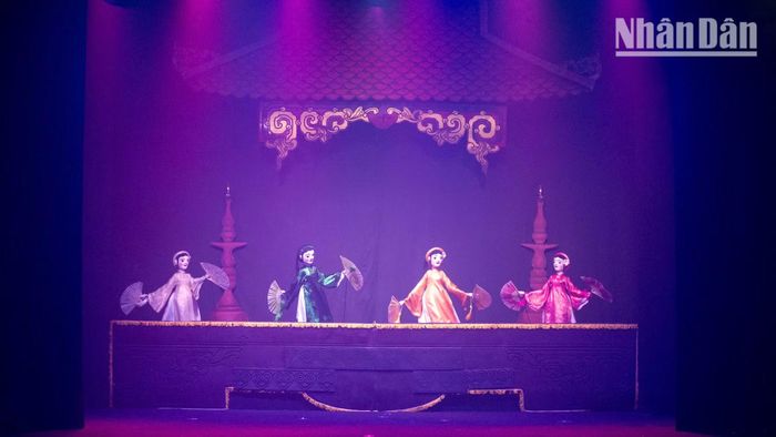 Chương trình giống như một “chuyến hành trình du ngoạn” đầy tính nghệ thuật khám phá những địa danh tiêu biểu nhất của Thủ đô.