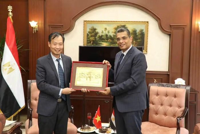  Đại sứ Nguyễn Nam Dương trao quà kỷ niệm tặng Tiến sĩ Walid Al Barqi,Thống đốc tỉnh Biển Đỏ. (Ảnh: Đại sứ quán Việt Nam tại Ai Cập cung cấp) 