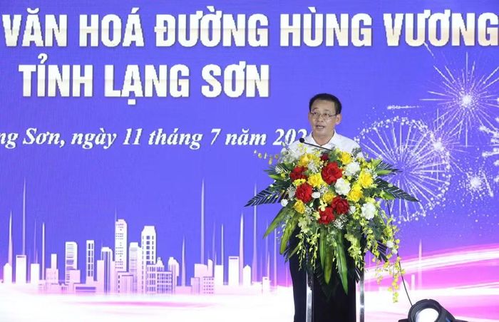 Đồng chí Phạm Đức Huân, Giám đốc Sở Văn hóa, Thể thao và Du lịch tỉnh Lạng Sơn phát biểu khai trương Không gian văn hóa đường Hùng Vương.