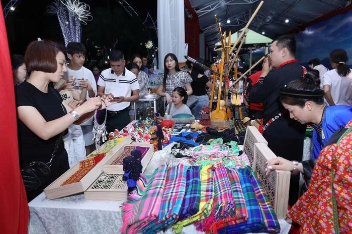 Các sản phẩm OCOP được bày bán giới thiệu tại Không gian văn hóa.