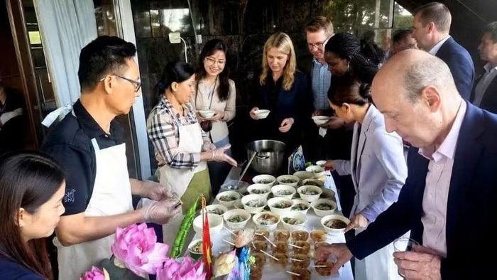 Phở Việt Nam là điểm nhấn nổi bật, thu hút đông đảo khách mời quốc tế đến thưởng thức. (Ảnh: Đại sứ quán Việt Nam tại Phần Lan cung cấp)