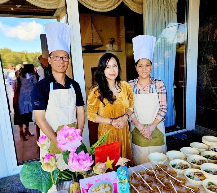 Đại sứ Việt Nam tại Phần Lan Nguyễn Hoàng Diệu Tâm và các đầu bếp tại khu vực giới thiệu ẩm thực Việt Nam.(Ảnh: Đại sứ quán Việt Nam tại Phần Lan cung cấp)