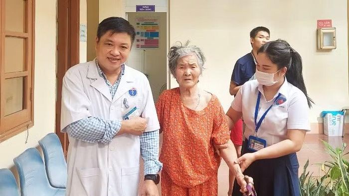Các y bác sĩ hướng dẫn, hỗ trợ người người dân đến khám bệnh.