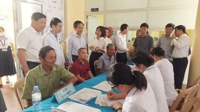 Phó Chủ tịch Ủy ban nhân dân tỉnh Quảng Trị Hoàng Xuân Tân (thứ 3 từ trái qua, hàng đứng) và lãnh đạo ngành y tế kiểm tra công tác khám bệnh cho người dân tại phường Đồng Hới.