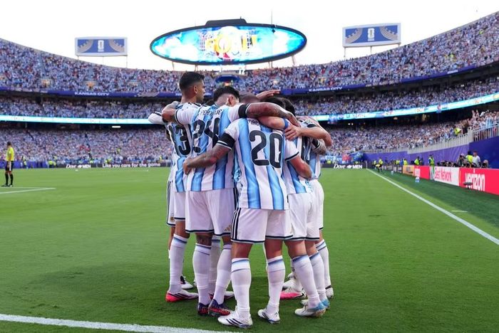 Các cầu thủ Argentina ăn mừng bàn thắng. (Ảnh: THX/TTXVN)