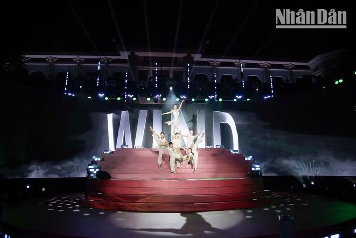 Những chuyển động múa đương đại tinh tế đóng vai trò sợi dây gắn kết xuyên suốt ba chương của đêm nhạc.