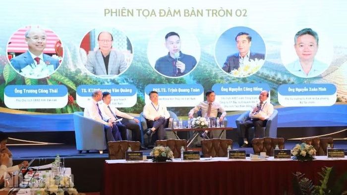 Các chuyên gia tọa đàm bàn tròn tại hội thảo.