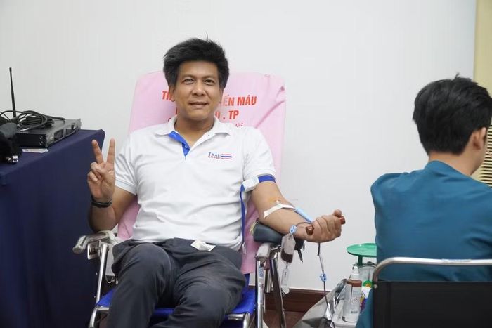 Một thành viên của Hiệp hội doanh nghiệp Thái Lan tại Việt Nam tham gia hiến máu.