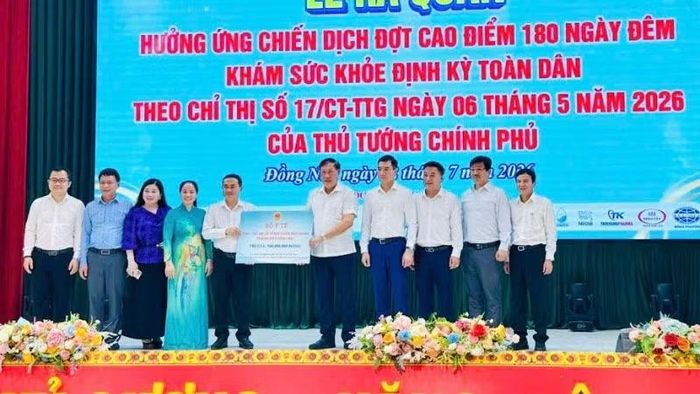 Thứ trưởng Y tế Đỗ Xuân Tuyên trao bảng biểu trưng kinh phí Quỹ Bảo trợ trẻ em Việt Nam cho lãnh đạo Ủy ban nhân dân thành phố Đồng Nai tại lễ ra quân.