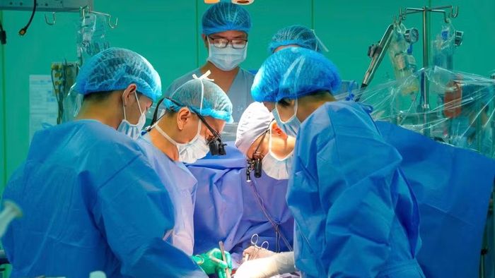 Ê-kíp phẫu thuật tập trung cao độ cho ca ghép tim.