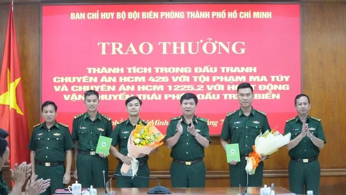 Thủ trưởng Ban Chỉ huy Bộ đội Biên phòng Thành phố Hồ Chí Minh trao thưởng cho các tập thể, cá nhân. (Ảnh: Mai Lan)