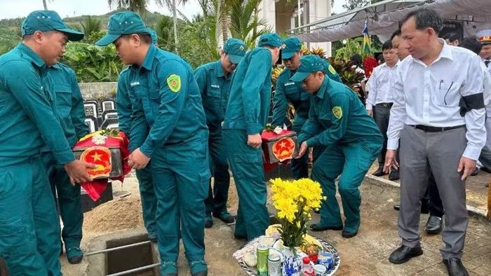 Tiễn đưa hài cốt các liệt sĩ về nơi an táng trong khuôn viên nghĩa trang.